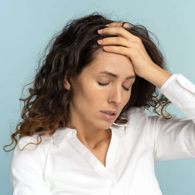 Hoofdpijn en migraine zijn veelvoorkomende en vaak slopende aandoeningen die de kwaliteit van leven van mensen aanzienlijk kunnen beïnvloeden. Wist je dat een botox behandeling kan helpen?⁠
⁠
Botox is een door de Amerikaanse toezichthouder FDA goedgekeurde behandeling tegen migraine. Het onwillekeurig aanspannen van spieren is één van de uitlokkers van migraine. Aangezien Botox een spierverslapper is, kan een behandeling hiermee vaak dé uitkomst bieden. ⁠
Het kan de frequentie en intensiteit van aanvallen verminderen en de kwaliteit van leven verbeteren. ⁠
⁠
Meer weten? Boek dan een gratis vrijblijvend consult met een van onze cosmetisch artsen. Je kunt een afspraak maken via de website, of bellen naar (0)88 - 0042701.⁠
⁠
⁠
#botox #migraine #hoofdpijn